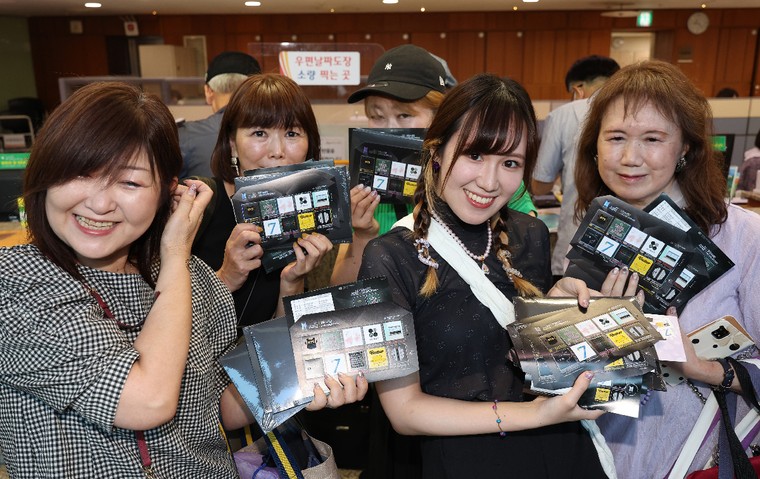 Bưu điện Chuncheon phát hành tem và bưu thiếp kỷ niệm 11 năm ra mắt của V (BTS) ảnh 3