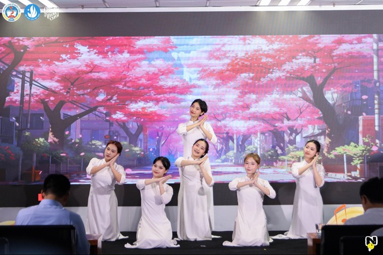 Lễ tri ân và chia tay sinh viên K62 của trường Đại học Kinh tế Quốc dân ảnh 3