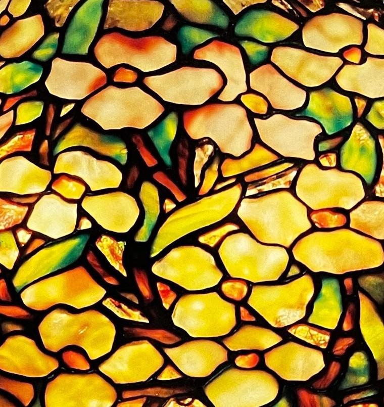 Dấu ấn hoa dương đào trên đèn kính màu Tiffany ảnh 1