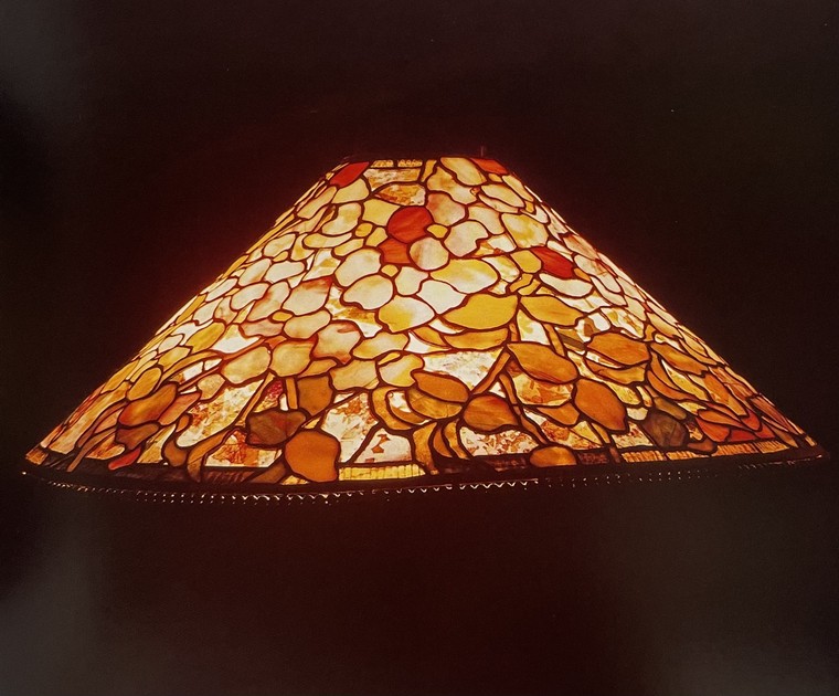 Dấu ấn hoa dương đào trên đèn kính màu Tiffany ảnh 2