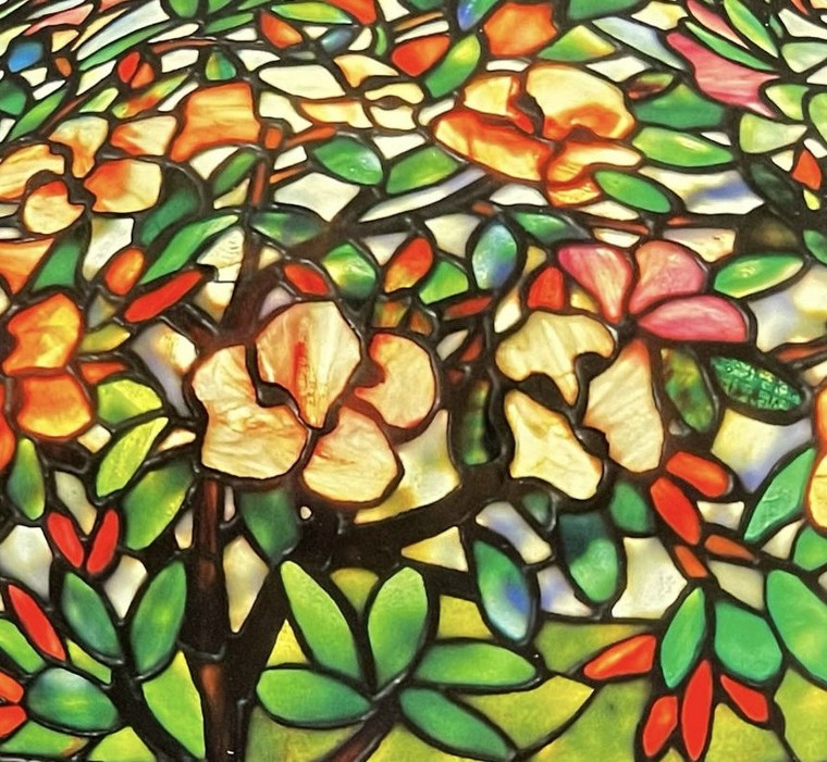 Chiêm ngưỡng ánh sáng lung linh của đèn hoa đỗ quyên Tiffany ảnh 1