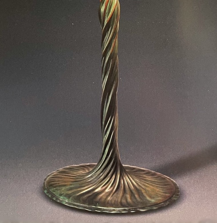 Chiêm ngưỡng ánh sáng lung linh của đèn hoa đỗ quyên Tiffany ảnh 2