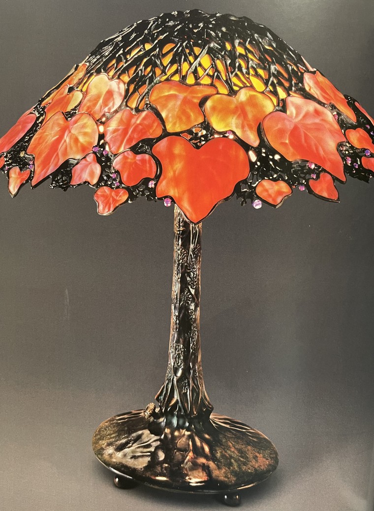 Chiếc đèn Tiffany bí ẩn với họa tiết cây thường xuân Boston ảnh 1