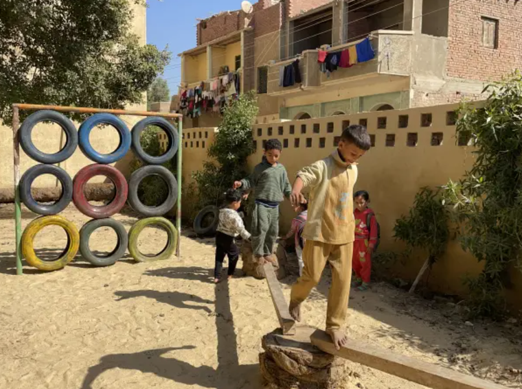 Ai Cập: Lớp học sinh thái từ chai nhựa tái chế ảnh 1