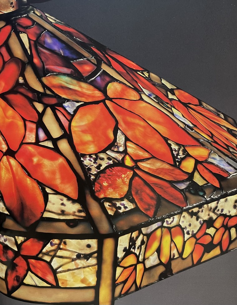 Vẻ đẹp mùa thu trên chao đèn kính màu Tiffany ảnh 2
