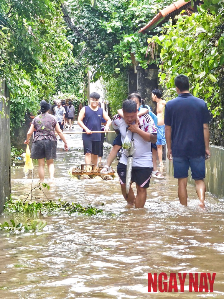 Hà Nội: Nước sông Hồng dâng cao gây ngập sâu tại quận Long Biên ảnh 14