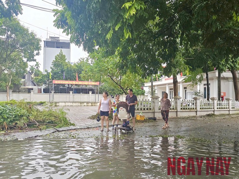 Hà Nội: Nước sông Hồng dâng cao gây ngập sâu tại quận Long Biên ảnh 5