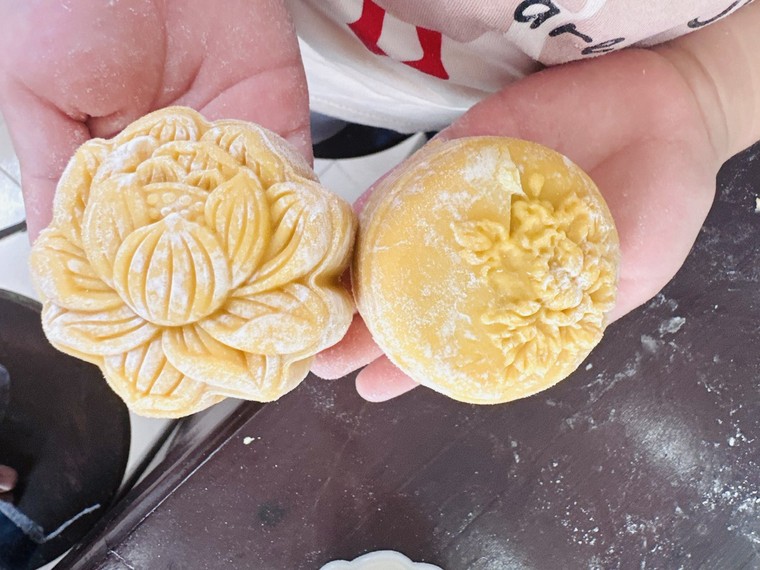 Vừa học làm bánh Trung thu, vừa hướng tới trẻ em vùng lũ ảnh 2