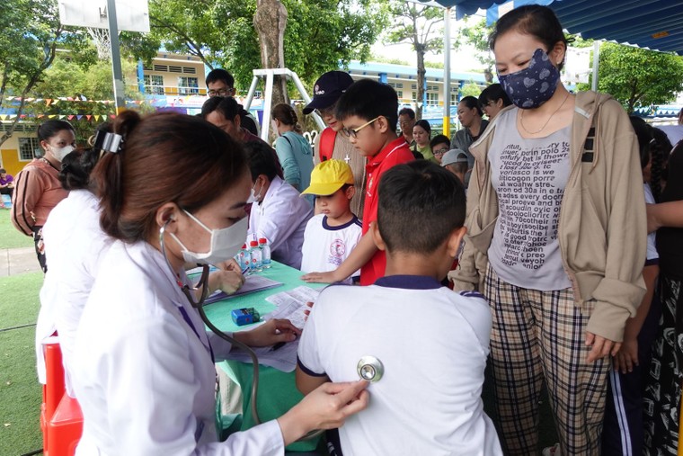Nguy cơ thêm nhiều ổ dịch mới, TP Hồ Chí Minh đẩy nhanh chiến dịch tiêm vaccine sởi trong trường học ảnh 2