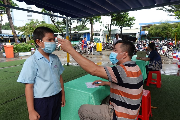 Nguy cơ thêm nhiều ổ dịch mới, TP Hồ Chí Minh đẩy nhanh chiến dịch tiêm vaccine sởi trong trường học ảnh 1