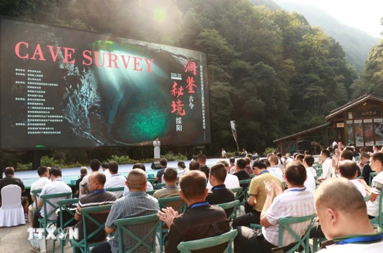 Các nhà khoa học tiếp tục khám phá hang động dài nhất châu Á ảnh 1