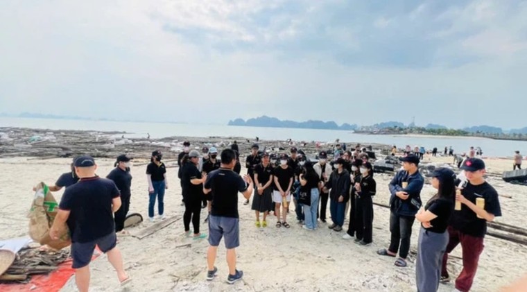 Gần 100 tình nguyện viên tham gia chiến dịch làm sạch Vịnh Hạ Long ảnh 1