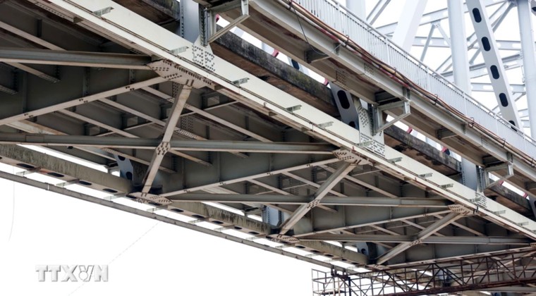 Cận cảnh phần còn lại của cầu Phong Châu: Có nguy cơ sập bất cứ lúc nào ảnh 7