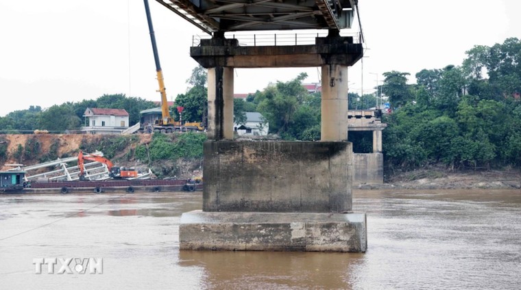 Cận cảnh phần còn lại của cầu Phong Châu: Có nguy cơ sập bất cứ lúc nào ảnh 5