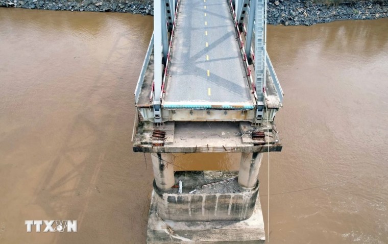 Cận cảnh phần còn lại của cầu Phong Châu: Có nguy cơ sập bất cứ lúc nào ảnh 4