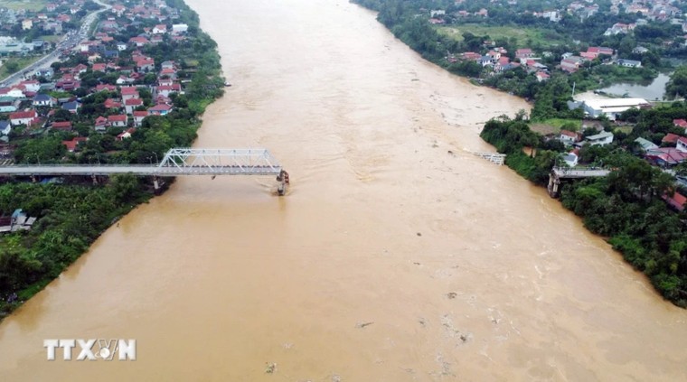 Cận cảnh phần còn lại của cầu Phong Châu: Có nguy cơ sập bất cứ lúc nào ảnh 3