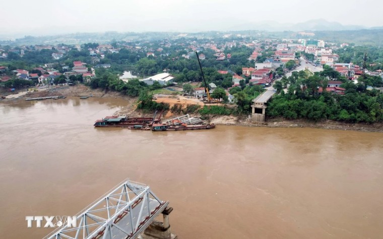 Cận cảnh phần còn lại của cầu Phong Châu: Có nguy cơ sập bất cứ lúc nào ảnh 2