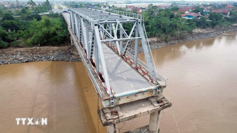 Cận cảnh phần còn lại của cầu Phong Châu: Có nguy cơ sập bất cứ lúc nào ảnh 1