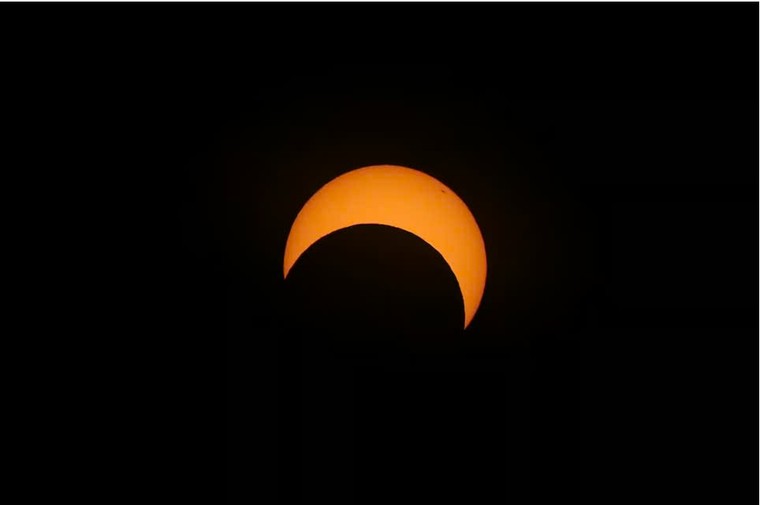 Nhật thực tạo nên "vòng lửa" trên bầu trời đảo Phục Sinh và Patagonia ảnh 1