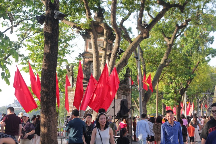 Hà Nội rực rỡ màu cờ kỷ niệm 70 năm Ngày Giải phóng Thủ đô ảnh 10