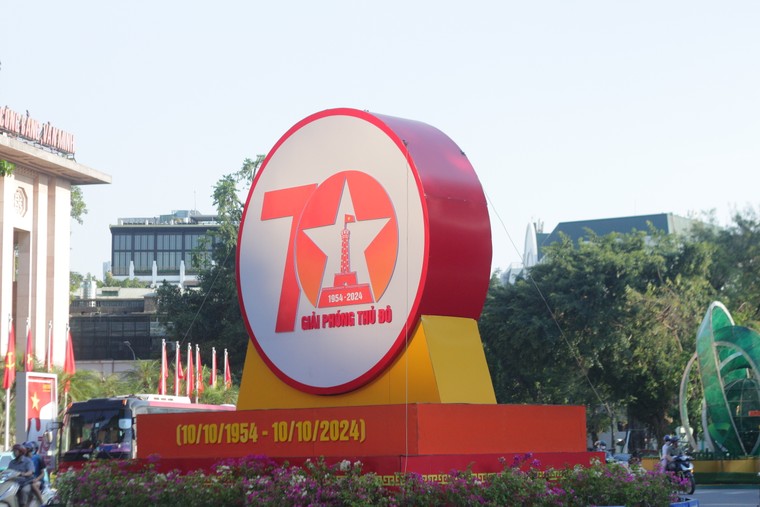 Hà Nội rực rỡ màu cờ kỷ niệm 70 năm Ngày Giải phóng Thủ đô ảnh 2