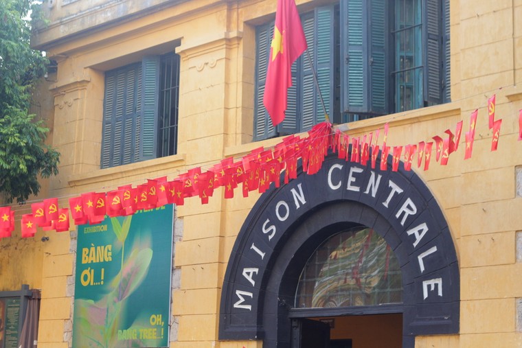 Hà Nội rực rỡ màu cờ kỷ niệm 70 năm Ngày Giải phóng Thủ đô ảnh 4