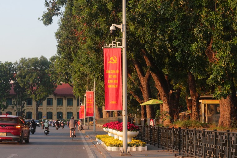 Hà Nội rực rỡ màu cờ kỷ niệm 70 năm Ngày Giải phóng Thủ đô ảnh 6