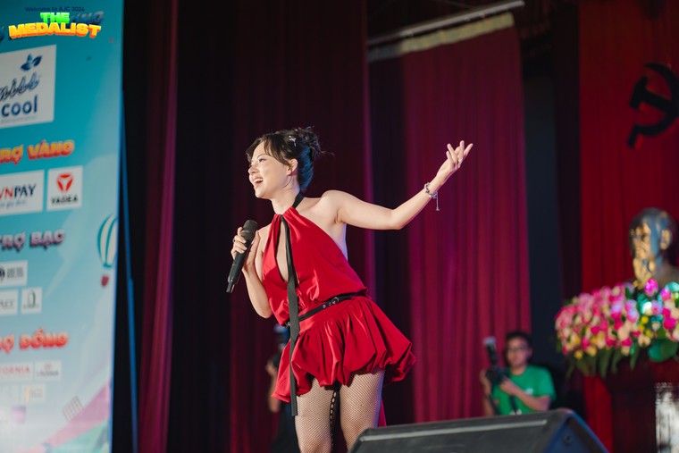 Đại nhạc hội Welcome to AJC 2024 - THE MEDALIST: Bữa tiệc của tuổi trẻ đầy đam mê và hoài bão ảnh 7