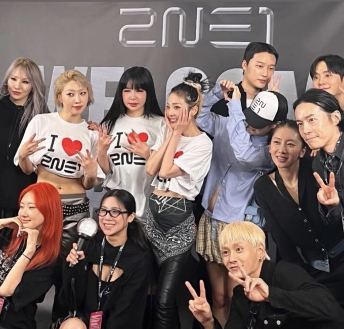 Buổi hòa nhạc tái hợp của 2NE1 hội ngộ nhiều nghệ sĩ nổi tiếng ảnh 1