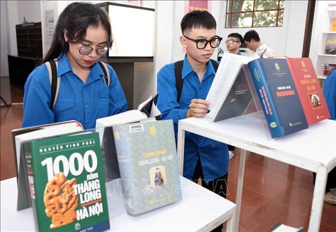 Thăng Long - Hà Nội: Di sản văn hóa sống động qua triển lãm sách 70 năm Giải phóng Thủ đô ảnh 2