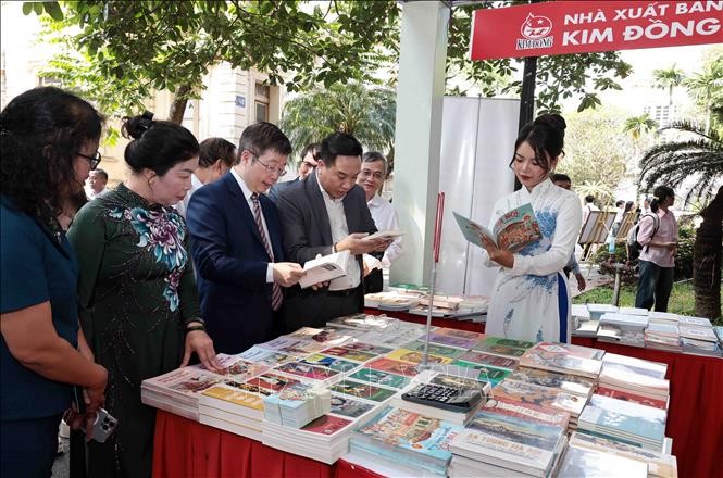 Thăng Long - Hà Nội: Di sản văn hóa sống động qua triển lãm sách 70 năm Giải phóng Thủ đô ảnh 1