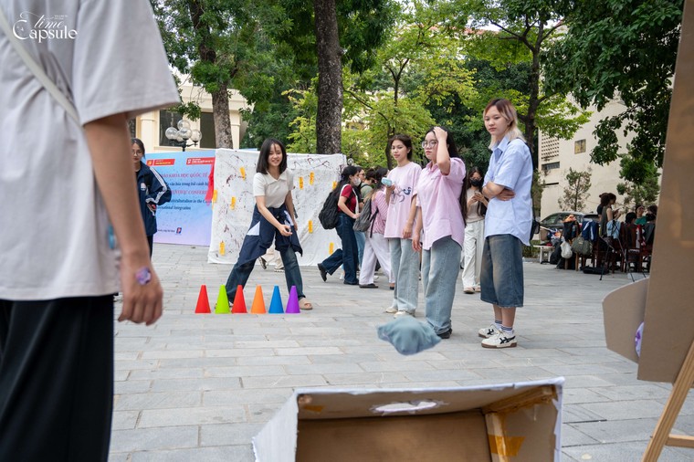 Độc đáo các trò chơi tại “địa điểm check-in” hot nhất trường Báo ảnh 1