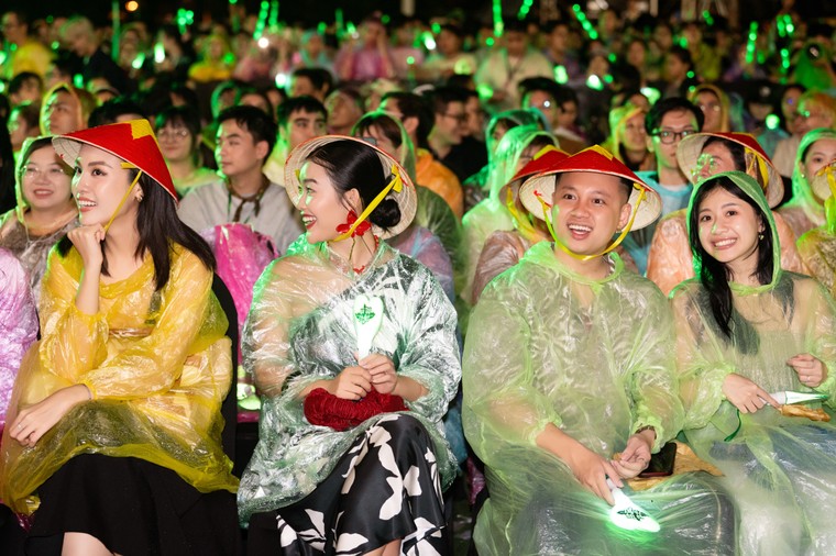 Gần 10.000 khán giả đội mưa xem show diễn “Vũ trụ Cò bay” của Phương Mỹ Chi tại Thành phố Hồ Chí Minh ảnh 4