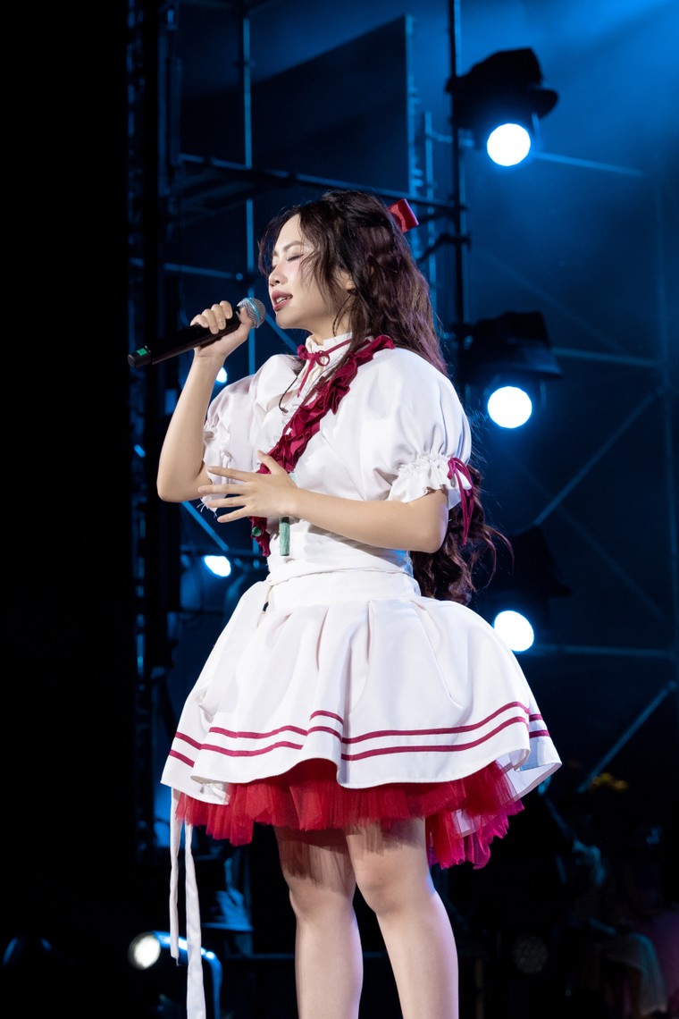 Gần 10.000 khán giả đội mưa xem show diễn “Vũ trụ Cò bay” của Phương Mỹ Chi tại Thành phố Hồ Chí Minh ảnh 1