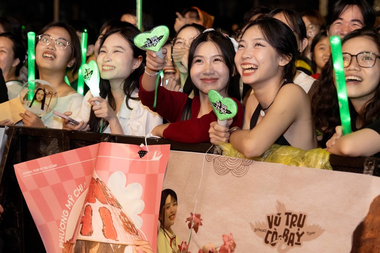 Gần 10.000 khán giả đội mưa xem show diễn “Vũ trụ Cò bay” của Phương Mỹ Chi tại Thành phố Hồ Chí Minh ảnh 3