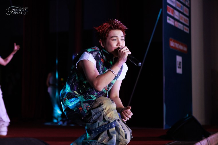 Captain Boy “bay tới” sân khấu chào tân sinh viên trường Báo ảnh 1