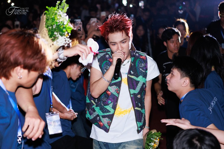 Captain Boy “bay tới” sân khấu chào tân sinh viên trường Báo ảnh 2