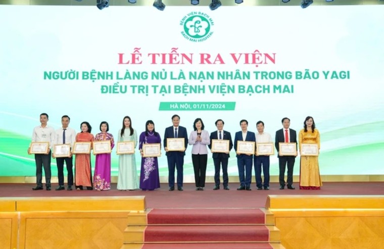 Em bé bị lũ cuốn ở làng Nủ xuất viện sau 50 ngày nằm viện Bạch Mai ảnh 1