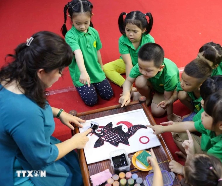 Hà Nội: Người giáo viên nỗ lực gìn giữ nét đẹp dòng tranh dân gian Hàng Trống ảnh 2