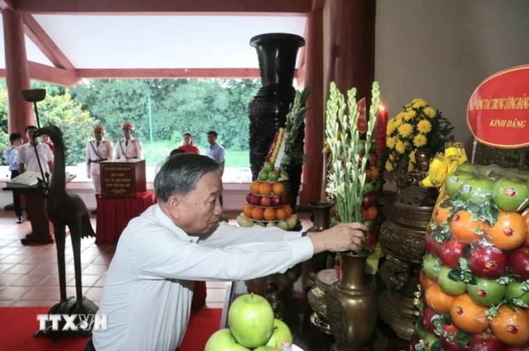 Tổng Bí thư Tô Lâm dâng hương, dâng hoa tại Khu tưởng niệm Chủ tịch Hồ Chí Minh ảnh 1
