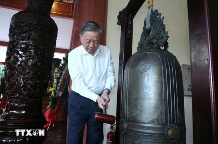 Tổng Bí thư Tô Lâm dâng hương, dâng hoa tại Khu tưởng niệm Chủ tịch Hồ Chí Minh ảnh 2