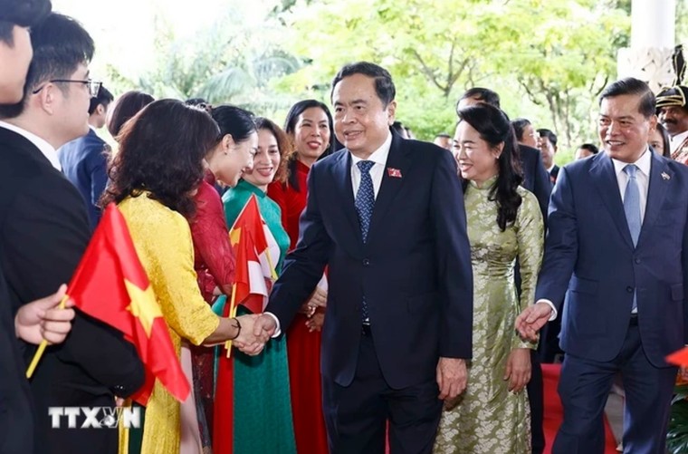 Chủ tịch Quốc hội Trần Thanh Mẫn và Phu nhân bắt đầu thăm chính thức Singapore ảnh 2