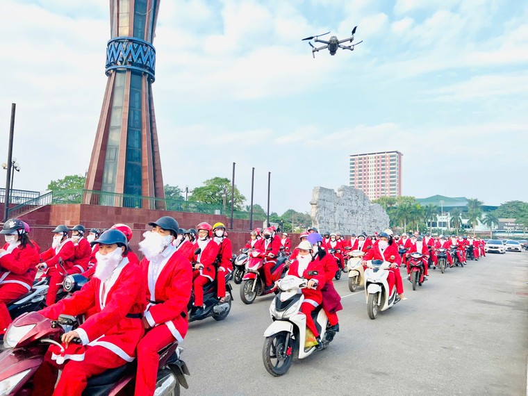 Danko City - Giáng sinh diệu kỳ với 300 ông già Noel ảnh 2