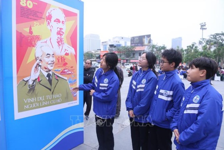 Triển lãm tranh cổ động kỷ niệm 80 năm Ngày thành lập Quân đội nhân dân Việt Nam ảnh 1