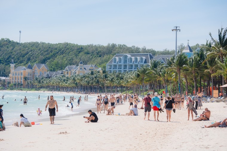 “Ùn ùn” du khách đổ bộ Phú Quốc dịp cuối năm ảnh 5