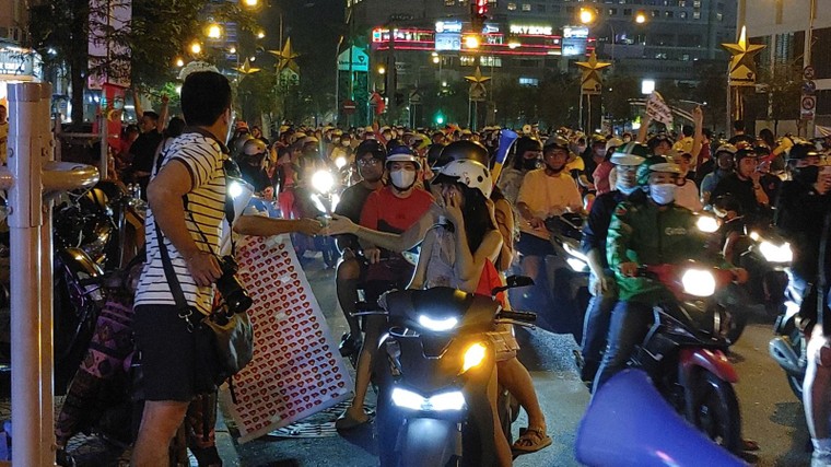 Người hâm mộ đổ ra đường mừng chiến thắng của đội tuyển bóng đá Việt Nam ảnh 10