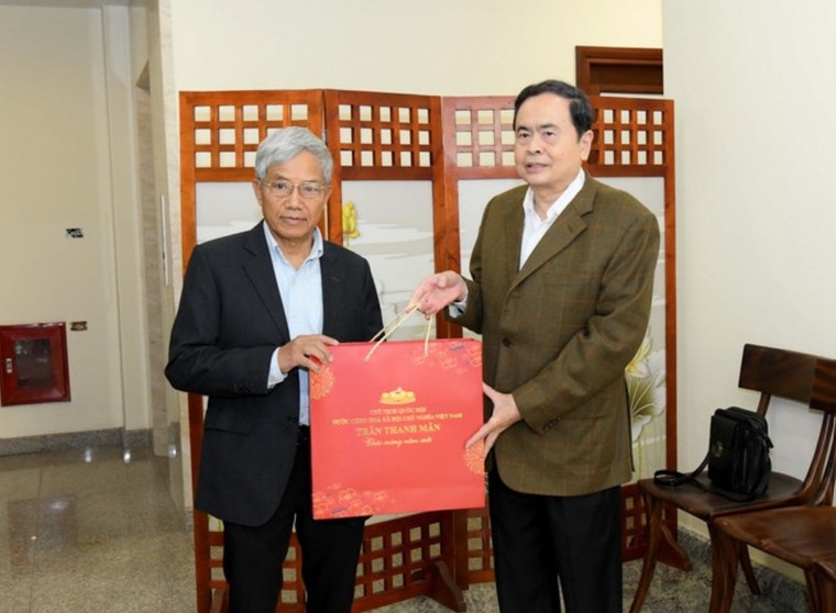 Chủ tịch Quốc hội thăm, chúc Tết gia đình các nguyên lãnh đạo Đảng, Nhà nước ảnh 1