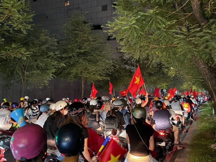 Người hâm mộ đổ ra đường mừng chiến thắng của đội tuyển bóng đá Việt Nam ảnh 9