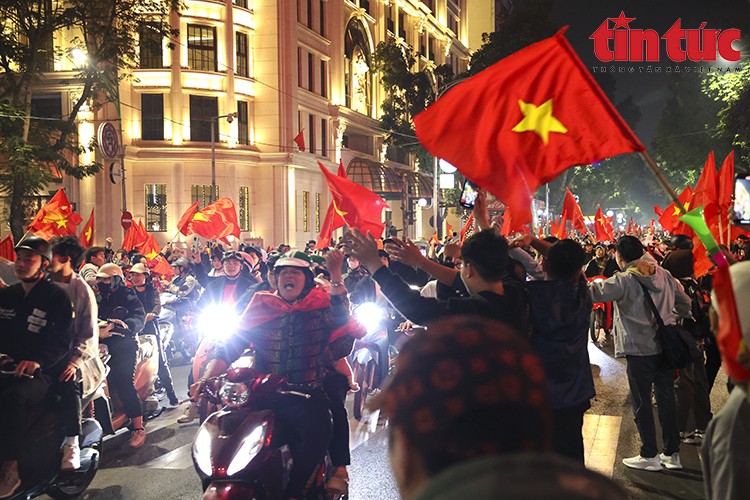 Người hâm mộ đổ ra đường mừng chiến thắng của đội tuyển bóng đá Việt Nam ảnh 3