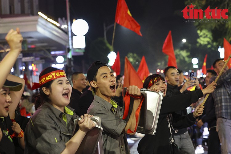 Người hâm mộ đổ ra đường mừng chiến thắng của đội tuyển bóng đá Việt Nam ảnh 5